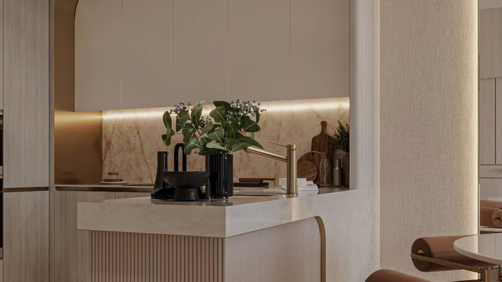 Modern kitchen with light beige cupboards and marble credenza. An elegant black and gold faucet sits atop a light-colored worktop. Green potted plants, crockery and chopping boards enhance the decor. Under the soft, subdued lighting of the cupboards, a warm atmosphere is created.
