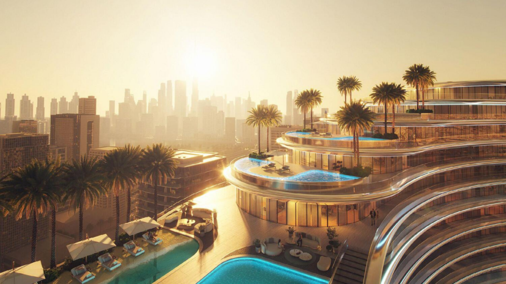 Un hotel moderno y lujoso con terrazas curvas, piscinas infinitas y palmeras con vistas al acuario de Binghatti y a los tejados de la ciudad al atardecer. La cálida luz crea un resplandor dorado sobre el paisaje urbano y las piscinas de las azoteas.