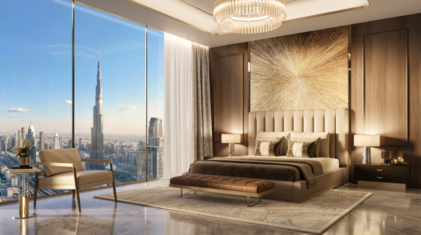 Lujosa habitación con decoración moderna, cama king-size, iluminación elegante y ventanales que ofrecen vistas panorámicas de la ciudad, con la emblemática Torre Trump de Dubai al fondo. Tonos neutros y mobiliario elegante completan el espacio.