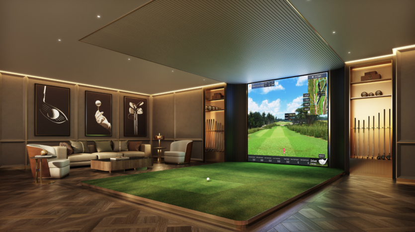 Una moderna sala interior de simulación de golf con una gran pantalla que muestra un campo de golf, suelo de hierba verde, palos de golf colgados en la pared y una zona de estar con sofás y obras de arte con temática de golf. La cálida iluminación crea un ambiente acogedor.