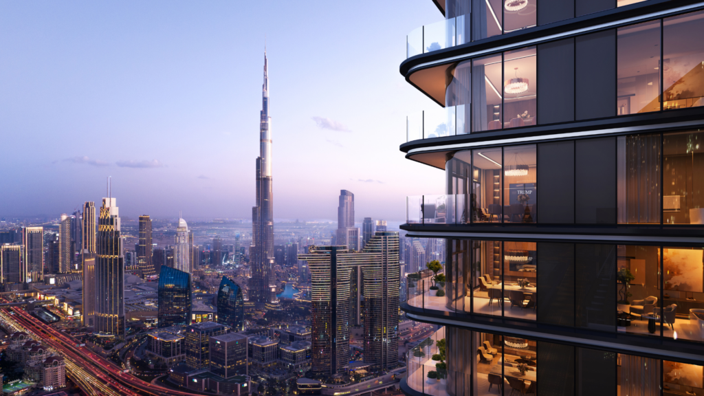 Moderno paisaje urbano de Dubai al atardecer, con el Burj Khalifa al fondo y un lujoso rascacielos con balcones acristalados e interiores cálidamente iluminados en primer plano.