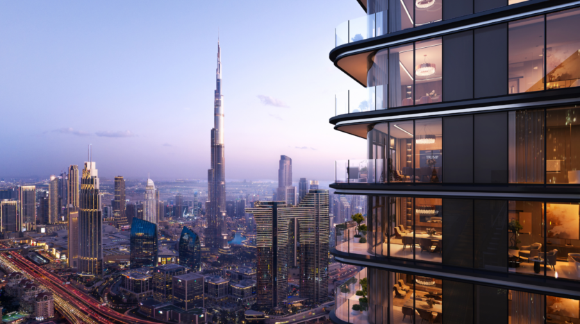 Moderno paisaje urbano de Dubai al atardecer, con el Burj Khalifa al fondo y un lujoso rascacielos con balcones acristalados e interiores cálidamente iluminados en primer plano.