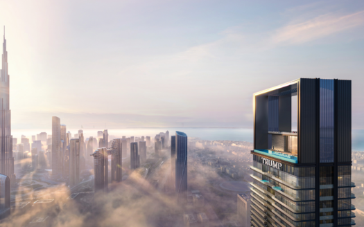 Lo skyline di una città moderna all'alba, con alti grattacieli che si ergono sopra le nuvole basse. Il Burj Khalifa è visibile sulla sinistra, mentre sulla destra è ben visibile un edificio con la scritta "TRUMP".