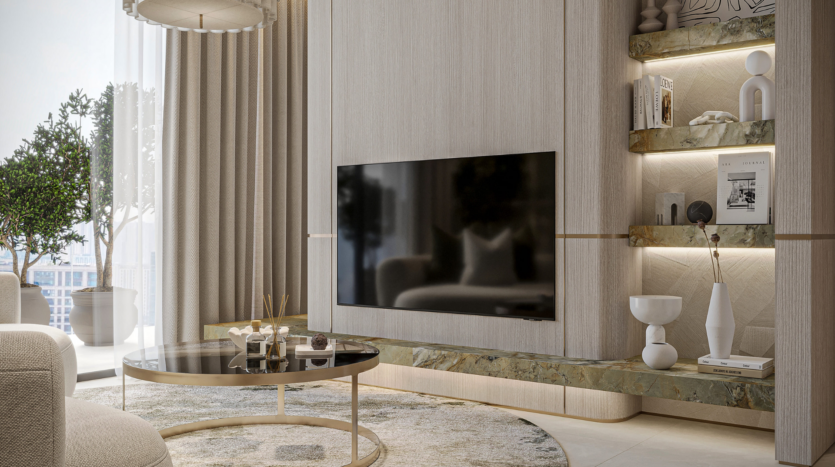 Salon moderne à Arlington Park Dubaï avec une grande télévision murale, une table basse ronde en verre, un canapé de couleur claire, des étagères en marbre intégrées avec des livres et des décorations, et une grande fenêtre avec des rideaux beiges laissant entrer la lumière naturelle.