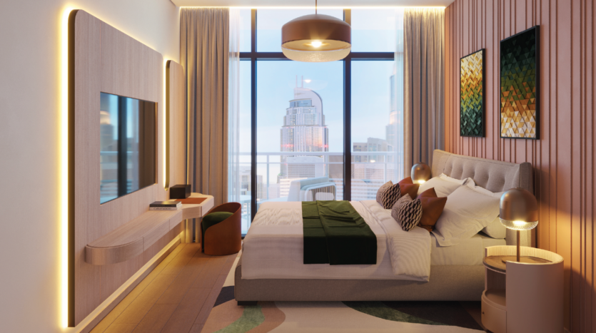 Moderna camera del DoubleTree by Hilton Dubai con ampie finestre che offrono un panorama della città, un letto accuratamente realizzato con accenti verdi, comodini con lampade, eleganti opere d'arte alle pareti, una TV sulla parete sinistra e un'illuminazione morbida e calda in tutta la stanza.