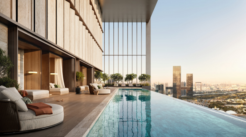 Lujosa piscina infinita en la azotea, rodeada de cabañas de madera y tumbonas, con vistas a la ciudad al atardecer. Los altos edificios y las zonas verdes se divisan a lo lejos a través de grandes ventanales.