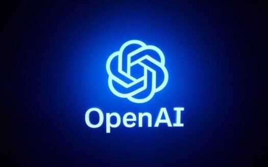 Das leuchtende Logo von OpenAI erscheint über dem Wort „OpenAI“ auf dunklem Hintergrund, beides wird von einem hellblauen Licht beleuchtet und spiegelt die Innovation von OpenAI Abu Dhabi und Dubai wider, wo das kostenlose ChatGPT für Aufsehen sorgt.