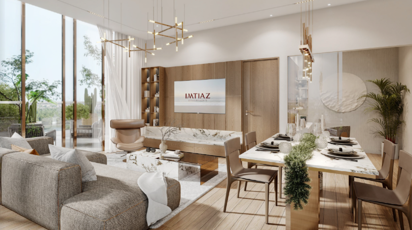 Soggiorno e sala da pranzo moderni ed eleganti in tonalità neutre, con mobili minimalisti, un'ampia finestra, un televisore a parete, scaffali decorativi e un tavolo da pranzo per sei persone. L'illuminazione soffusa e le piante verdi aggiungono un tocco di calore.