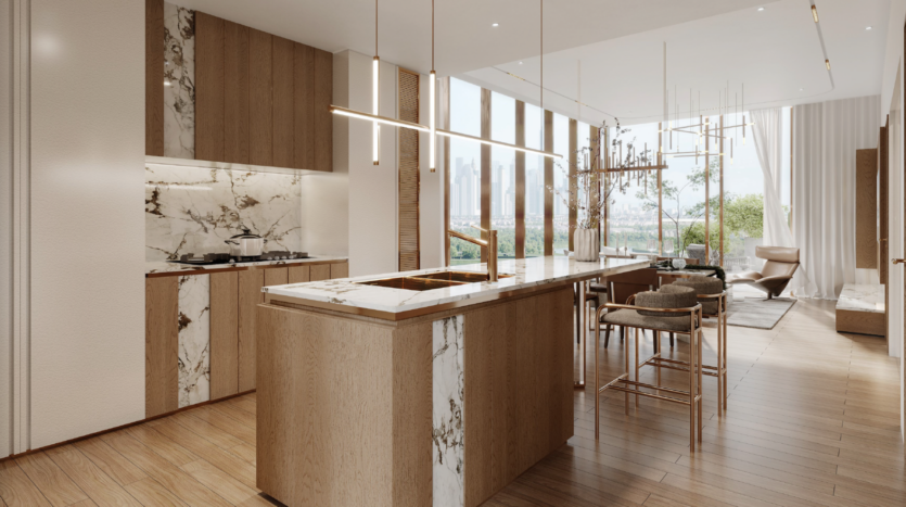 Moderna cucina a pianta aperta con armadietti in legno chiaro, accenti in marmo, un'isola con lavello e luci a sospensione dorate, che si apre su una sala da pranzo e un soggiorno con ampie finestre e vista sulla città.