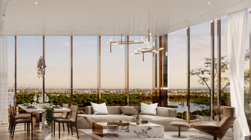 Un soggiorno e una sala da pranzo eleganti e moderni, con grandi finestre panoramiche, mobili luminosi, accenti dorati e una vista mozzafiato sugli alberi, sull'acqua e sullo skyline della città al tramonto.
