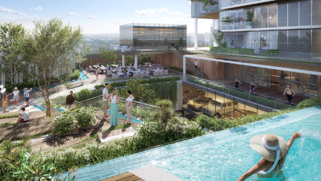 Un moderno complesso residenziale con edifici in vetro, terrazze, verde lussureggiante e relax assicurato. Un ospite con il cappello da sole si sdraia in una piscina sul tetto che si affaccia sull'animato cortile a più livelli.