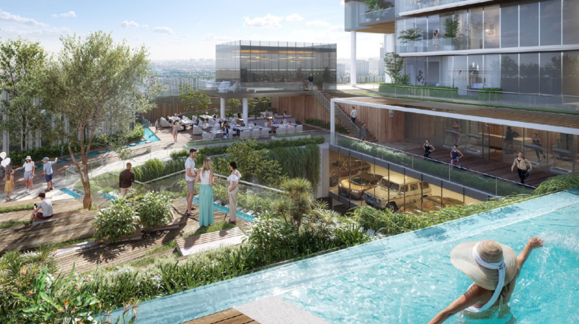 Un moderno complesso residenziale con edifici in vetro, terrazze, verde lussureggiante e relax assicurato. Un ospite con il cappello da sole si sdraia in una piscina sul tetto che si affaccia sull'animato cortile a più livelli.