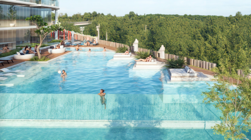 Una moderna piscina a sfioro sul tetto con persone che nuotano e si rilassano, circondata dal verde e da sedie a sdraio, con vista panoramica sulla foresta sullo sfondo.