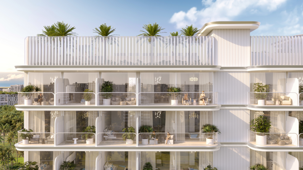 Immeuble moderne de plusieurs étages avec de grands balcons en verre, des plantes vertes luxuriantes et des sièges extérieurs. Le jardin sur le toit avec des palmiers donne à la Cove Edition 6 de Imtiaz un air de station balnéaire par une journée ensoleillée avec un ciel bleu et des nuages.