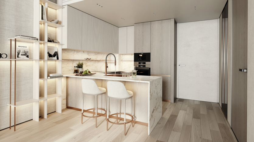 Cuisine moderne minimaliste avec sol en bois clair, comptoirs en marbre, deux tabourets de bar blancs, appareils électroménagers intégrés, étagères ouvertes avec livres et objets de décoration, et éclairage d'ambiance doux. Palette de couleurs neutres avec des tons beiges et blancs.