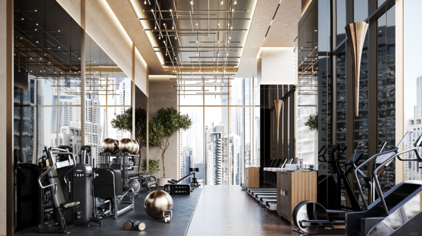 Una palestra moderna con pareti a specchio, soffitti alti e grandi finestre con vista sullo skyline della città. Lo spazio comprende macchine per esercizi, palle da fitness, pesi e panche da allenamento in un design elegante e raffinato.