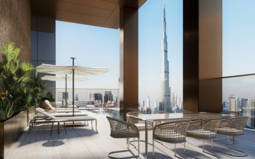 Moderna terraza en la azotea con tumbonas, mesa de comedor, sombrillas y plantas en macetas con vistas a una piscina y vistas panorámicas de la ciudad dominada por el Burj Khalifa en un día claro y soleado.