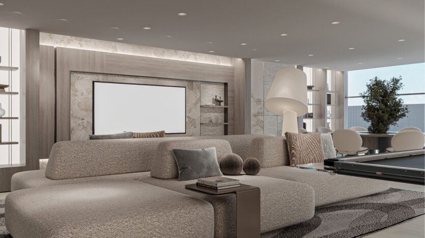 Salon moderne aux tons neutres, comprenant un grand canapé sectionnel, des éléments de décoration abstraits, une table basse minimaliste, des accessoires belle vie zimaya, un lampadaire et une télévision murale. Le coin repas et la grande fenêtre invitent à la lumière du jour.