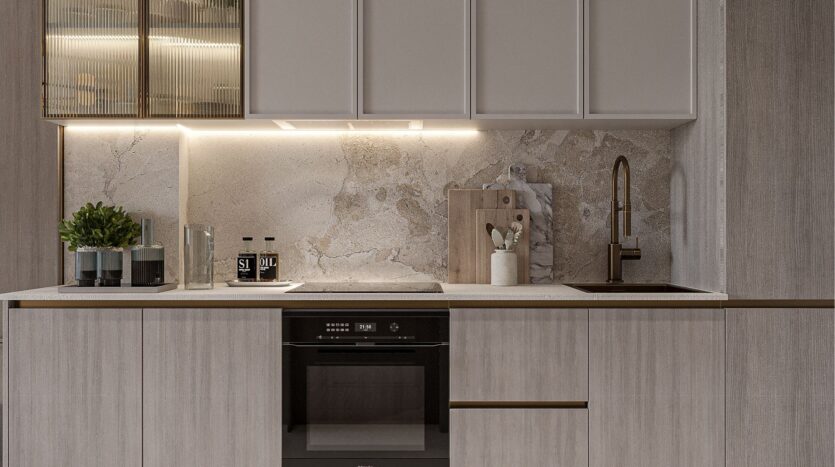 Cuisine moderne avec armoires en bois clair, dosseret en marbre et une belle vie zimaya vibe - four encastré, robinet en bronze, plantes en pot et éclairage sous l'armoire créent un espace élégant pour cuisiner et se réunir.