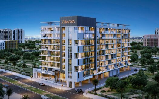 Das moderne mittelhohe Wohngebäude "ZIMAYA" bietet mit seinen Balkonen, großen Fenstern und der abendlichen Beleuchtung ein schönes Leben in einem städtischen Gebiet, das von Grünflächen, Straßen und anderen Gebäuden im Hintergrund umgeben ist.