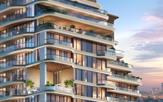 Das Marquis One Arjan, ein modernes, mehrstöckiges Apartmentgebäude, verfügt über Balkone aus gebogenem Glas, üppige Grünpflanzen und eine warme Beleuchtung bei Sonnenuntergang mit Blick auf eine atemberaubende Stadtlandschaft und entfernte Wolkenkratzer.