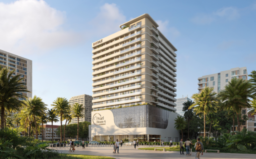 Ein großes modernes Hotel mit Balkonen, das "Pearl House" genannt wird, ist von Palmen und anderen Gebäuden umgeben. An einem sonnigen Tag gehen im Vordergrund Menschen spazieren und versammeln sich.