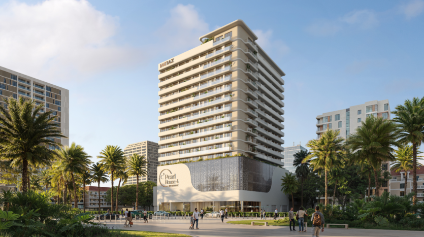 Un gran hotel moderno con balcones, llamado "Pearl House", está rodeado de palmeras y otros edificios. La gente pasea y se reúne en primer plano en un día soleado.