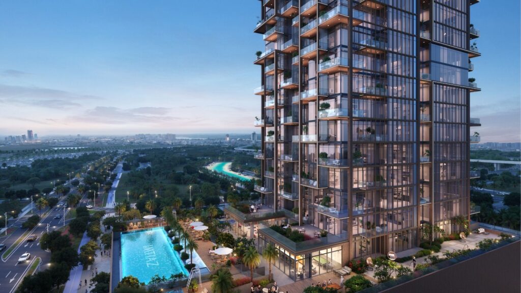 Wynwood Horizon de Imtiaz est une tour moderne dont les balcons en verre donnent sur une grande piscine portant l'inscription "IMITAZ", entourée de palmiers et de jardins, avec un paysage urbain et une rivière visibles à l'arrière-plan à la lumière du coucher du soleil.