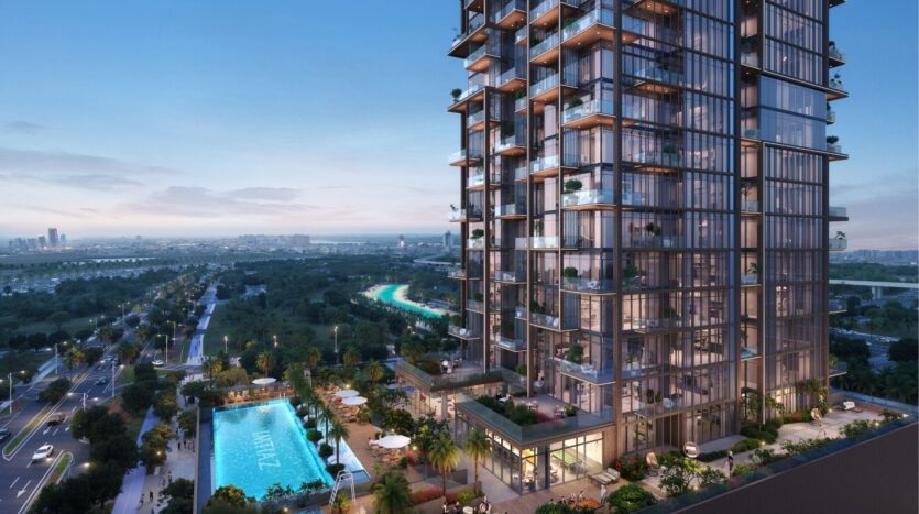 Wynwood Horizon de Imtiaz est une tour moderne dont les balcons en verre donnent sur une grande piscine portant l'inscription "IMITAZ", entourée de palmiers et de jardins, avec un paysage urbain et une rivière visibles à l'arrière-plan à la lumière du coucher du soleil.