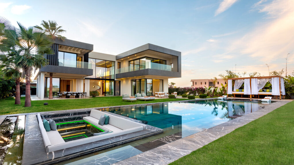 Dieses moderne Luxushaus mit großen Fensterfronten, einem geräumigen Innenhof und einem Pool mit einem tiefer gelegenen Loungebereich bietet einen Urlaubsort, dessen Eleganz und Atmosphäre an den Vergleich zwischen Dubai, Marrakesch und Bali erinnert.