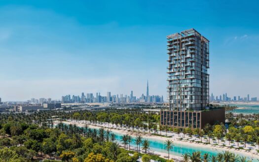Ein modernes Hochhaus, Wynwood Horizon von Imtiaz, steht neben einem palmengesäumten Kanal, wobei die Skyline der Stadt und der Burj Khalifa im Hintergrund unter einem strahlend blauen Himmel zu sehen sind.