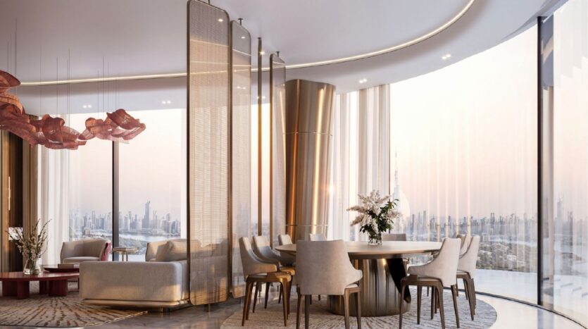 Un moderno y lujoso salón-comedor en el Binghatti Skyblade con ventanas curvas de suelo a techo, mobiliario elegante, toques dorados y vistas de la ciudad al atardecer. Sillones de felpa, una mesa redonda e iluminación decorativa crean un ambiente sofisticado.