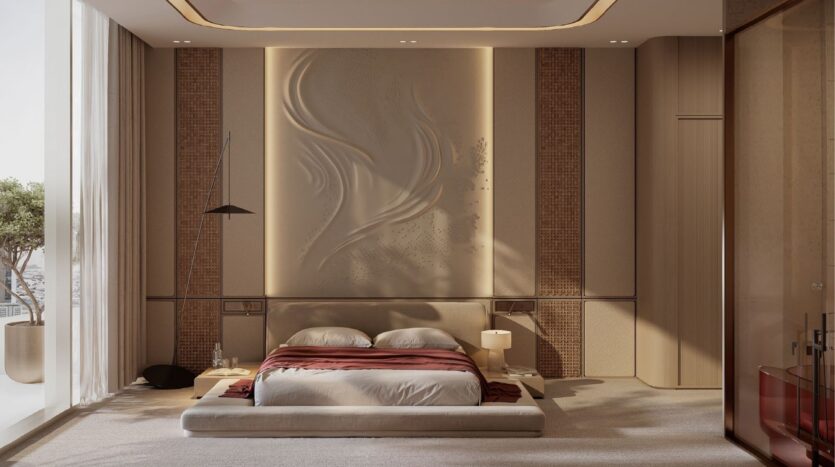 El dormitorio moderno y minimalista del Binghatti Skyblade cuenta con una cama baja de plataforma, ropa de cama blanca con una manta burdeos, arte mural con textura, iluminación tenue, ventanas del suelo al techo y un árbol en maceta en el balcón.