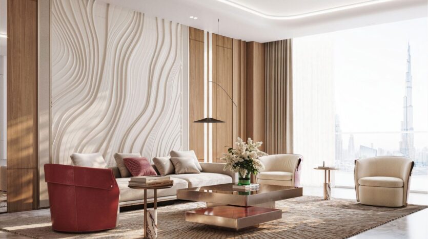 Moderno salón con pared ondulada texturizada, sofás de tonos neutros, sillón rojo, mesa de centro dorada y grandes ventanales con vistas al paisaje urbano de Binghatti Skyblade, la luz natural crea un ambiente luminoso y elegante.