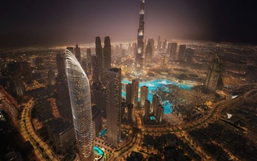 Una vista aérea nocturna de una ciudad moderna con rascacielos y edificios iluminados; la torre más alta se alza en el centro, rodeada de calles iluminadas: una escena inspiradora para quienes deseen invertir en Dubai en 2025.