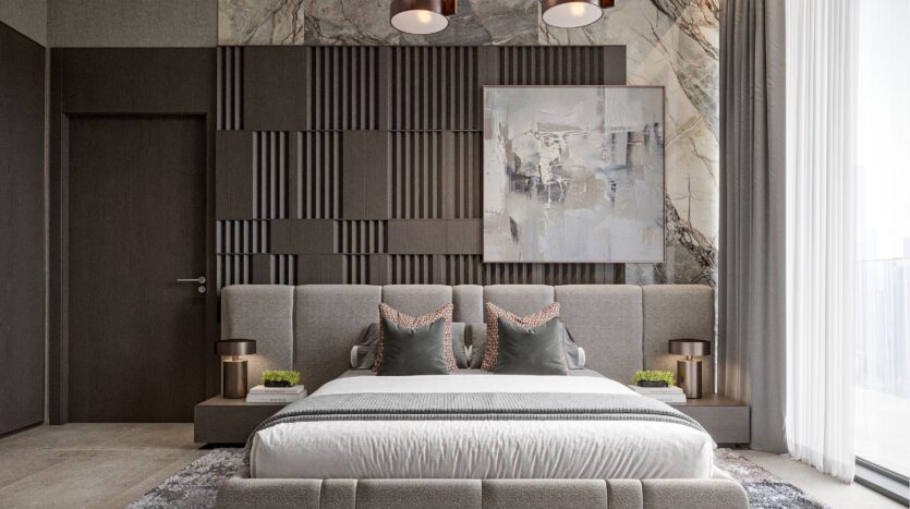 Chambre à coucher moderne composée d'un grand lit capitonné, de deux oreillers décoratifs, de tables de chevet avec lampes, d'œuvres d'art murales abstraites et de panneaux muraux à motifs, le tout rehaussé par des rideaux diaphanes et la touche chic de la décoration Sierra by Iman.