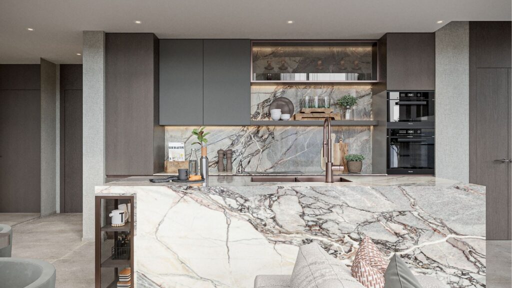 Cuisine moderne avec comptoirs et dosserets en marbre, armoires sombres et élégantes, four encastré et robinet en cuivre. Des étagères ouvertes avec des objets de décoration inspirés de Sierra by Iman rehaussent l'atmosphère élégante et contemporaine dans des tons neutres.