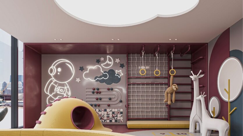 Une salle de jeux intérieure moderne avec un mur d'escalade, un filet de corde, des anneaux de gymnastique, un tunnel jaune et des statues de girafes blanches. Des détails ludiques comme un boulier et un astronaute lumineux évoquent le style amusant de Sierra by Iman. De grandes fenêtres apportent la lumière naturelle.