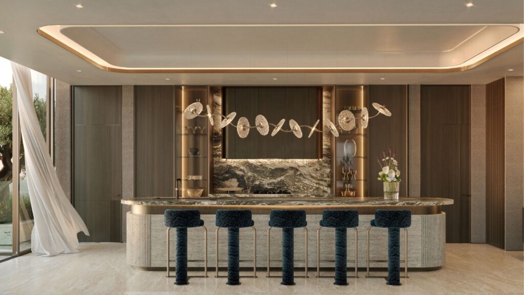 Cuisine moderne luxueuse avec un îlot en marbre, cinq tabourets de bar bleu foncé, un éclairage spectaculaire, un dosseret en marbre et d'élégantes boiseries ; inspirée par l'élégance des îles Silena Dubaï, avec une grande fenêtre et un rideau blanc fluide sur la gauche.