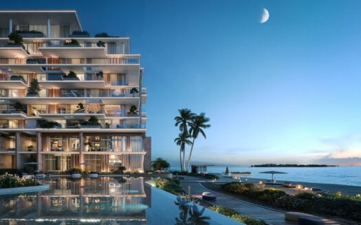 Ein modernes Gebäude am Meer in Silena Dubai Islands verfügt über Glasbalkone mit Blick auf einen ruhigen Pool, Palmen und einen Sandstrand in der Abenddämmerung unter einem Halbmond. Der Himmel wechselt entlang des Horizonts von tiefblau zu blass.