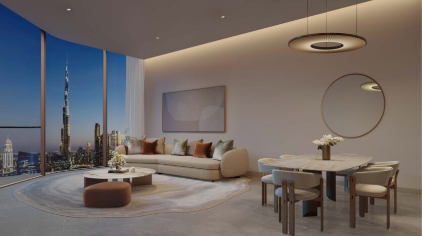 Soggiorno e sala da pranzo moderni con mobili contemporanei, luci soffuse, grandi finestre che mostrano lo skyline della città al tramonto con il Burj Khalifa e la Sol Luxe Tower visibili, tavolo da pranzo rotondo, opere d'arte a parete e specchio circolare.