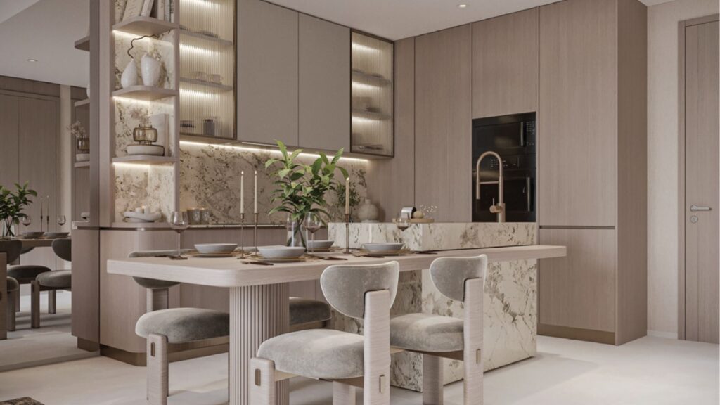 Cuisine et salle à manger modernes avec des tons beige et bois clair, des comptoirs en marbre, des armoires encastrées, des étagères ouvertes avec des objets décoratifs, une table pour quatre personnes avec des chaises en peluche et des plantes en pot pour la décoration.