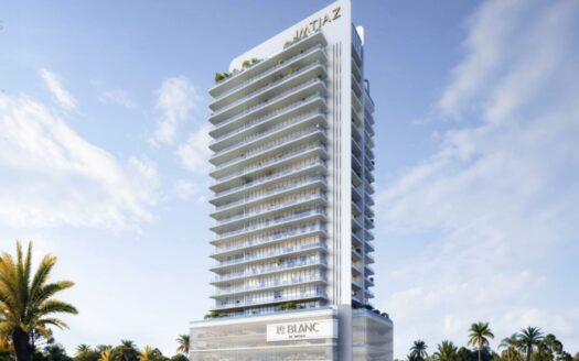 Ein moderner Turm mit den Namen "Metaz" und "Le Blanc", mit weißen Balkonen und Glasfenstern, erhebt sich vor dem Hintergrund des blauen Himmels und der Palmen und unterstreicht die zeitgenössische Eleganz der Residence Le Blanc in Dubailand.