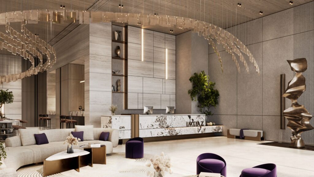Le hall d'entrée moderne de la Résidence Le Blanc à Dubailand présente un bureau de réception en marbre, des lampes suspendues artistiques, des sièges violets, des canapés beiges, des sculptures abstraites et un décor en bois clair et en pierre. Des plantes vertes ajoutent une touche de nature à cet espace élégant.