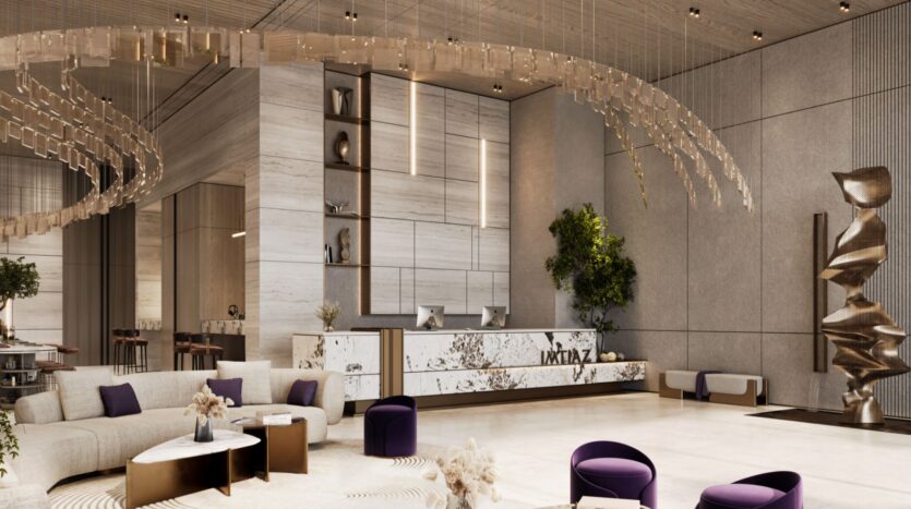 Le hall d'entrée moderne de la Résidence Le Blanc à Dubailand présente un bureau de réception en marbre, des lampes suspendues artistiques, des sièges violets, des canapés beiges, des sculptures abstraites et un décor en bois clair et en pierre. Des plantes vertes ajoutent une touche de nature à cet espace élégant.