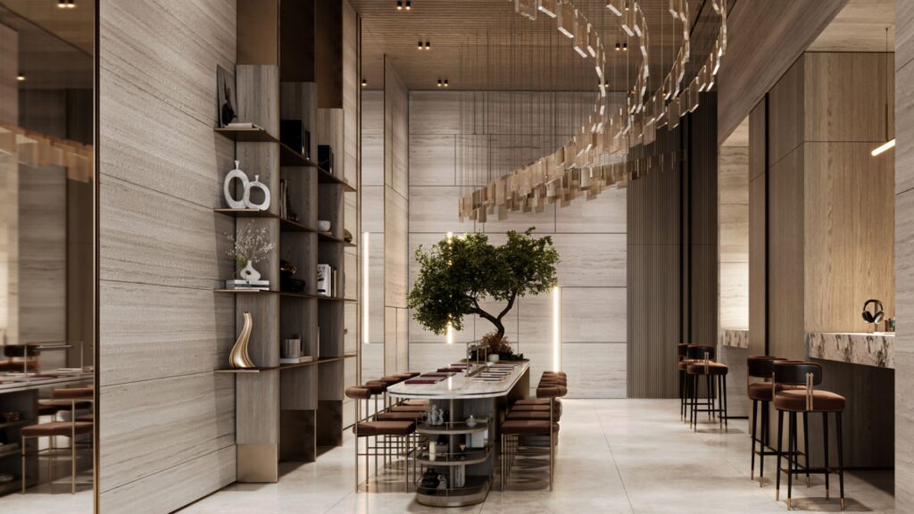 La salle à manger moderne et élégante de la Résidence Le Blanc à Dubailand se compose d'une longue table, de chaises en cuir, d'un arbre en guise de pièce maîtresse, d'étagères allant du sol au plafond, d'un éclairage chaleureux et d'un décor minimaliste dans des tons neutres. Des luminaires incurvés sont suspendus au plafond.
