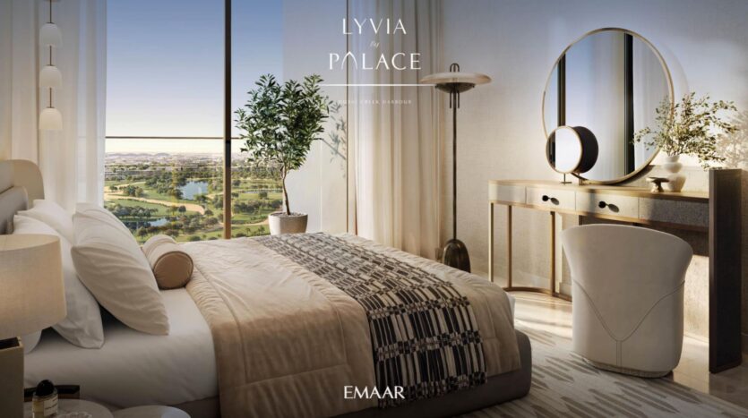 Una camera moderna ed elegante con letto king size, mobili in stile, una pianta in vaso e una finestra che si affaccia sul campo da golf e sull'acqua del Lyvia by Palace Residence nel porto di Dubai Creek. Le parole "LYVIA PALACE" e "EMAAR" sono sovrapposte.