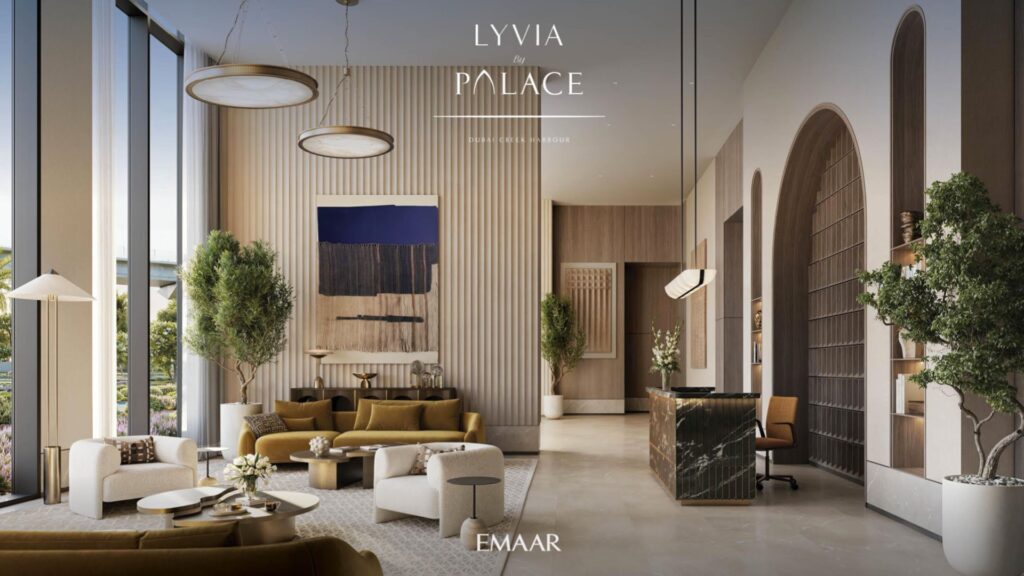 L'elegante e moderna lobby del Lyvia by Palace at Dubai Creek Harbour è caratterizzata da alte finestre, arredi contemporanei in tonalità neutre, alberi verdi in vaso, un banco della reception in marmo e suggestive opere d'arte astratta in uno spazio arioso e ben illuminato.