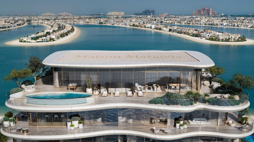 Роскошный пентхаус на крыше Maison Margiela Residences с бассейном и местами для отдыха на открытом воздухе, откуда открывается вид на море и острова Palm Jumeirah в Дубае. Современный дизайн и панорамные виды на океан определяют это эксклюзивное место отдыха.