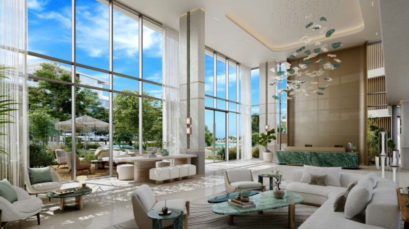 Просторная современная гостиная Palm Central с высокими потолками, окнами от пола до потолка, элегантной белой мебелью, мраморными акцентами, декоративной люстрой, пышными растениями и видом на солнечный сад и голубое небо.